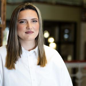 Portrait Maura Campbell in a library