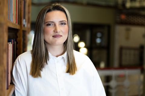 Portrait Maura Campbell in a library